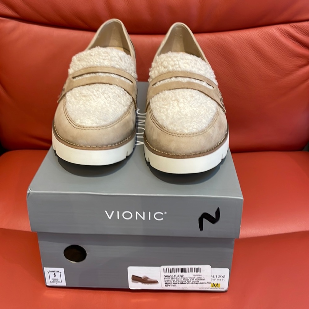New! Vionic Women’s Cheryl Loafer Wheat Nubuck Shearling 7.5 M